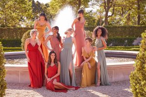 Robes de cocktail: demoiselles d'honneur habillées en robes de cocktail Morilee aux tons colorés
