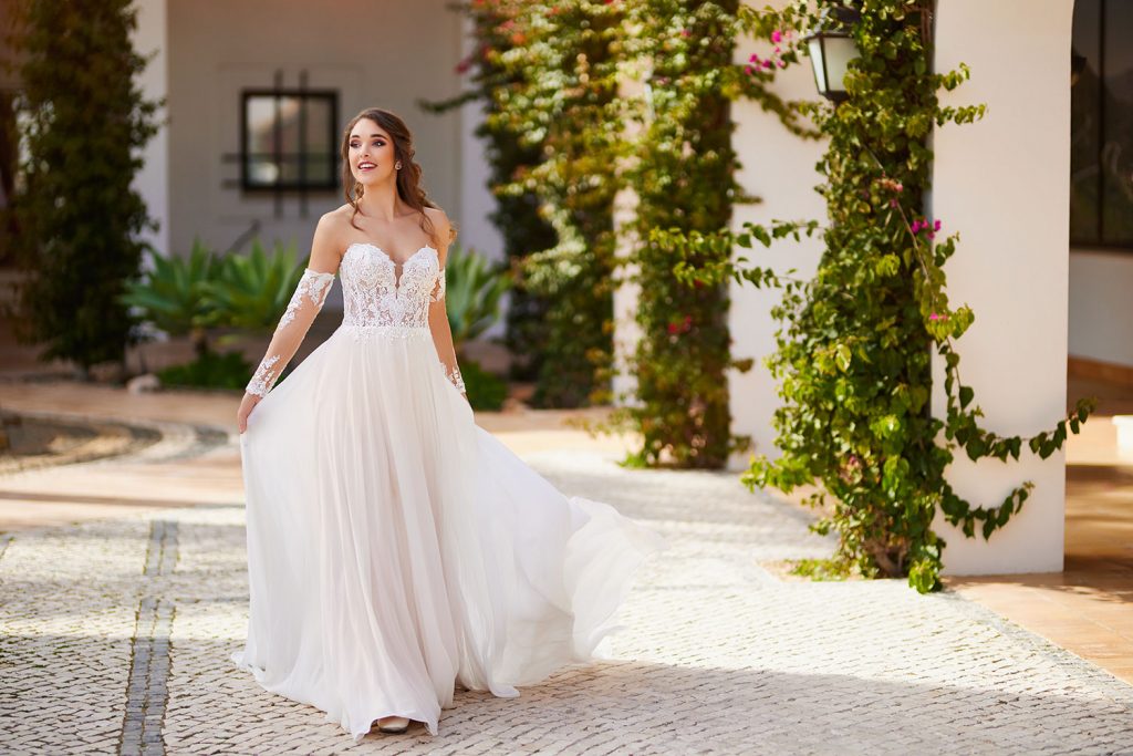 Bevin · Robe de mariée moderne avec haut en dentelle, décolleté coeur et manches en dentelle amovibles