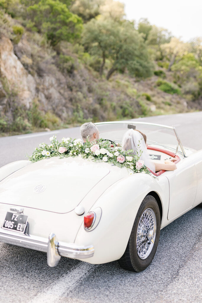 Fleurs de saison, décoration de la voiture des mariés