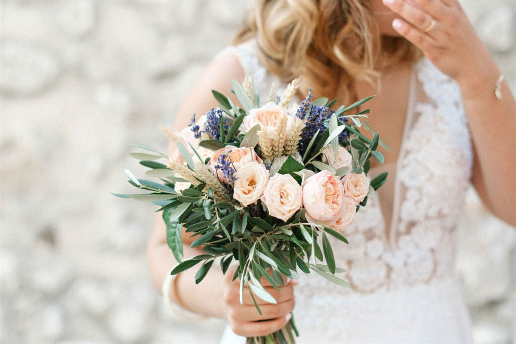 Mariage éco-responsable, bouquet de mariée avec roses, lavande et branches d'olivier