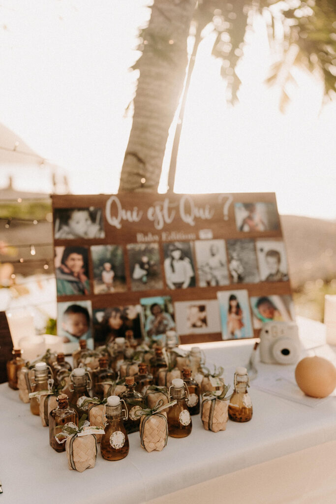 Mariage éco-responsable, offrir des cadeaux locaux en circuit-court à ses invités, ici probablement du rhum arrangé pour un mariage en Guadeloupe