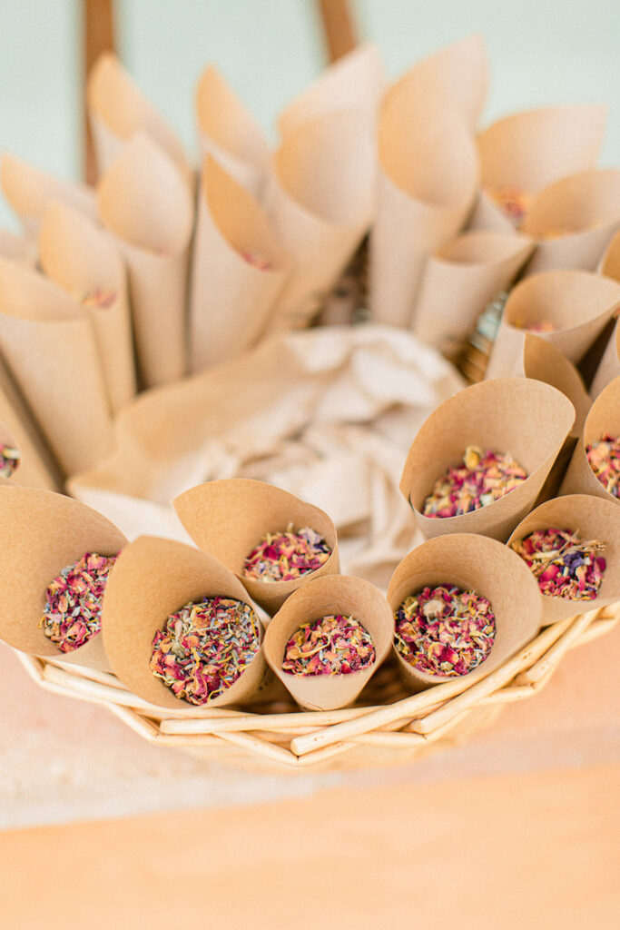 Mariage éco-responsable, cornets de confettis biodégradables en fleurs séchées