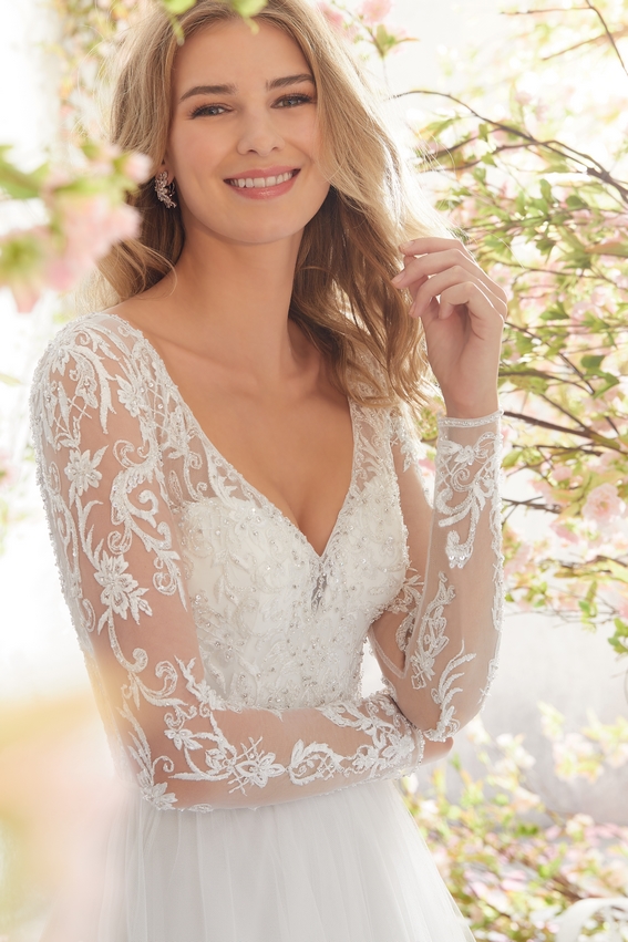 Offres & évènements Charm'fou Mariage: Leanne · Robe de mariée tendance en dentelle avec manches longues, décolleté plongeant et dos nu