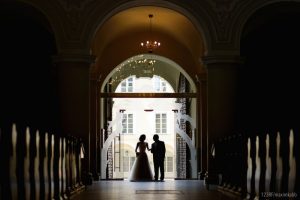 Mariée entre dans l'église au bras de son père